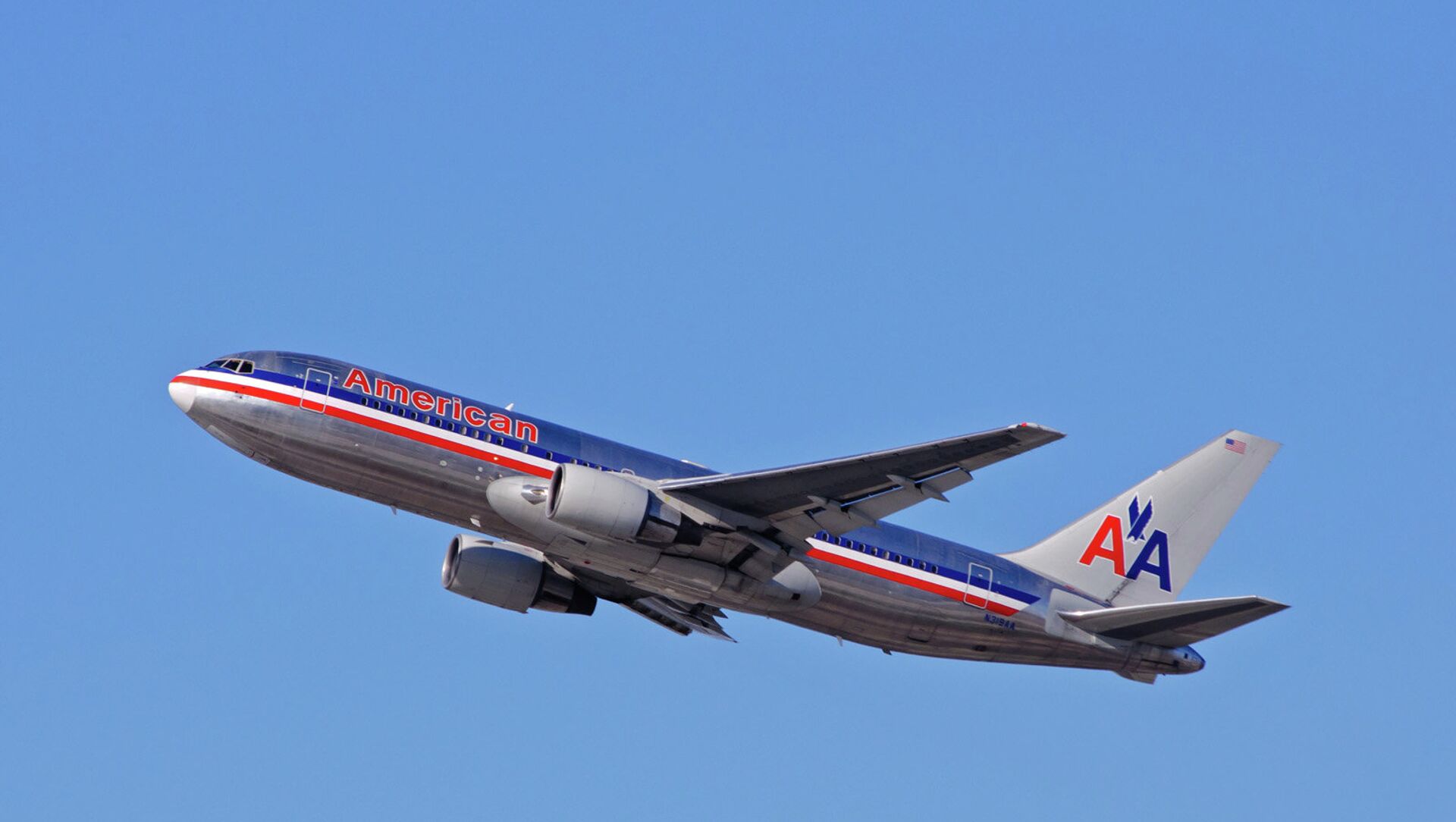 Death at 30,000 Feet American Airlines Pilot Dies While Flying Plane