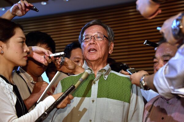 Okinawa Gov. Takeshi Onaga, center, speaks to the media after meeting with Japanese Prime Minister Shinzo Abe at Abe's office in Tokyo Friday, Aug. 7, 2015 - Sputnik International