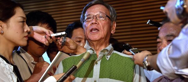 Okinawa Gov. Takeshi Onaga, center, speaks to the media after meeting with Japanese Prime Minister Shinzo Abe at Abe's office in Tokyo Friday, Aug. 7, 2015 - Sputnik International
