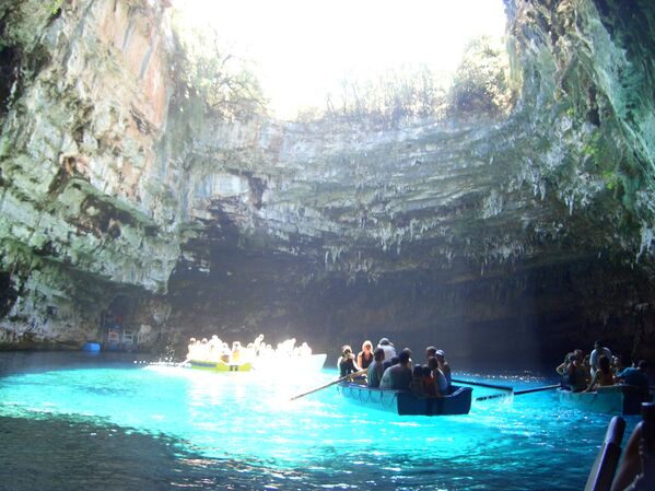 The clear waters of Lake Melissani under noonday sun in Greece. - Sputnik International