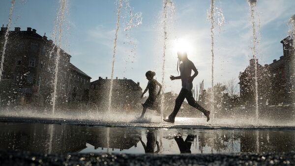 Children cool down in a fountain outside - Sputnik International