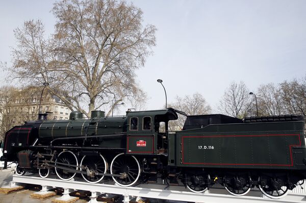 A picture taken on March 28, 2014 in Paris shows the locomotive of the legendary train the Orient Express, which is displayed in front of the Arabic World Institute for the exhibition Once upon in time the Orient Express - Sputnik International
