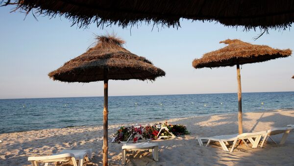 Lounge chairs and numerous flowers laid out at the scene of the attack in Sousse, Tunisia, Sunday, June 28, 2015 - Sputnik International