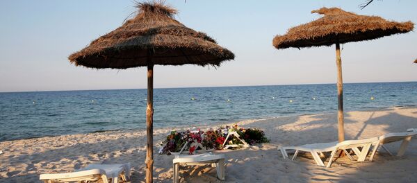 Lounge chairs and numerous flowers laid out at the scene of the attack in Sousse, Tunisia, Sunday, June 28, 2015 - Sputnik International