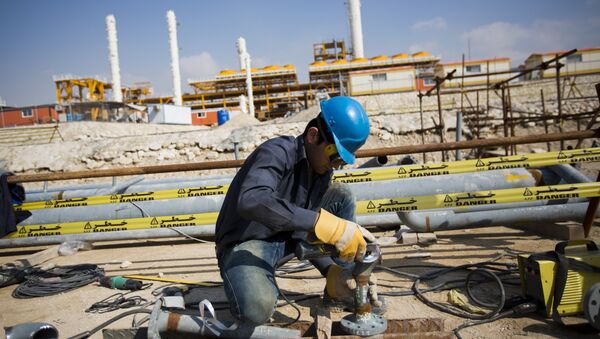 An Iranian man works at the phase 19 of the South Pars gas field facilities near the southern town of Kangan on the shore of the Gulf on January 22, 2014 - Sputnik International