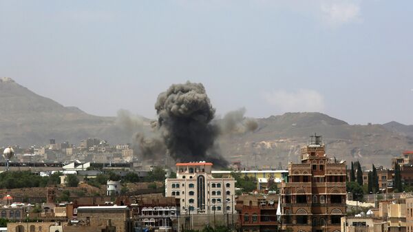 Smoke rises after a Saudi-led airstrike hits an army base in Sanaa, Yemen, Monday, Sept. 14, 2015 - Sputnik International