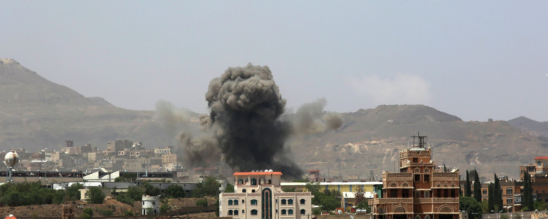 Smoke rises after a Saudi-led airstrike hits an army base in Sanaa, Yemen, Monday, Sept. 14, 2015 - Sputnik International, 1920, 31.12.2024