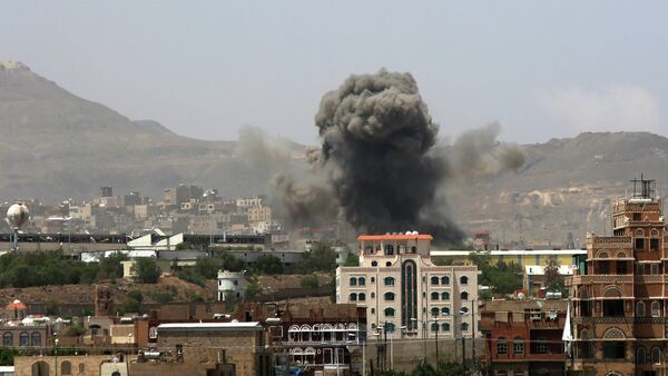 Smoke rises after a Saudi-led airstrike hits an army base in Sanaa, Yemen, Monday, Sept. 14, 2015 - Sputnik International