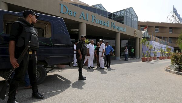 Egyptian police personnel stand guard outside Dar Al Fouad Hospital, where injured tourists who were mistakenly targeted in a military operation chasing terrorist elements are recovering, in Cairo, Egypt, September 14, 2015 - Sputnik International