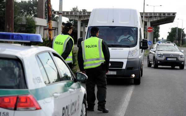 Slovak police control border crossers at a checkpoint of the Slovakian-Hungarian border near Rajka (Hungary) and Cunovo (Slovakia) on September 14, 2015 Slovak police control border crossers at a checkpoint of the Slovakian-Hungarian border near Rajka (Hungary) and Cunovo (Slovakia) on September 14, 2015 - Sputnik International