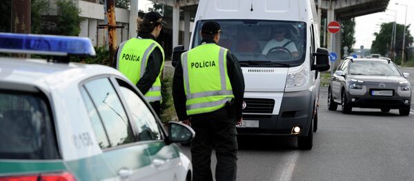 Slovak police control border crossers at a checkpoint of the Slovakian-Hungarian border near Rajka (Hungary) and Cunovo (Slovakia) on September 14, 2015 - Sputnik International