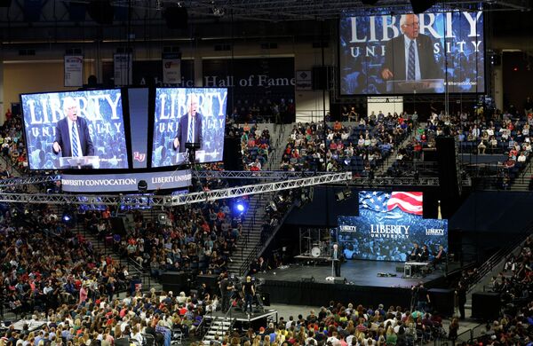 Democratic presidential candidate, Sen. Bernie Sanders, I-Vt. gestures during a speech at Liberty University in Lynchburg, Va., Monday, Sept. 14, 2015. - Sputnik International