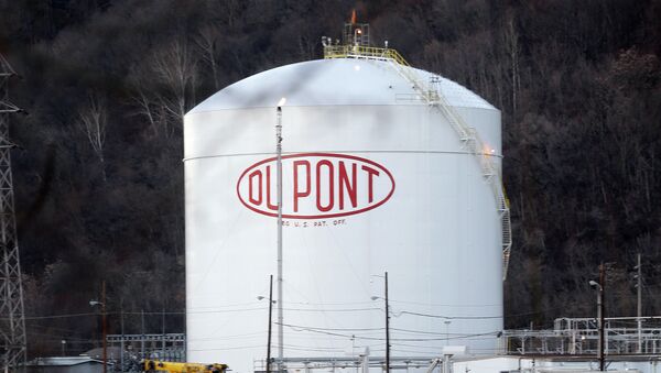 A storage tank for a Dupont plant is reflected in the Kanawha River in Marmet, W.Va. - Sputnik International