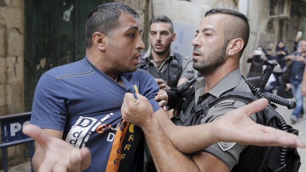 Israeli border police officers detain a Palestinian protester in Jerusalem's Old City - Sputnik International