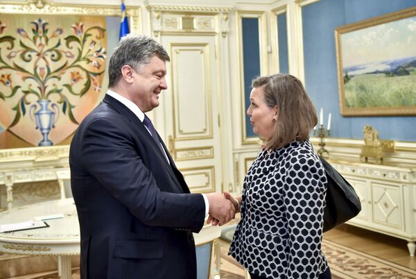 Ukrainian President Petro Poroshenko (L) greets U.S. Assistant Secretary of State for European and Eurasian Affairs Victoria Nuland during a meeting in Kiev, Ukraine Ukrainian President Petro Poroshenko (L) greets U.S. Assistant Secretary of State for European and Eurasian Affairs Victoria Nuland during a meeting in Kiev, Ukraine - Sputnik International