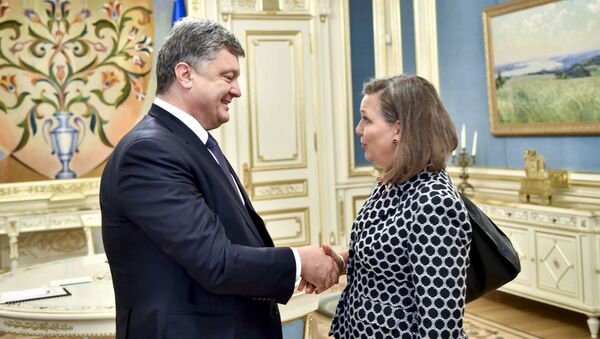 Ukrainian President Petro Poroshenko (L) greets U.S. Assistant Secretary of State for European and Eurasian Affairs Victoria Nuland during a meeting in Kiev, Ukraine - Sputnik International