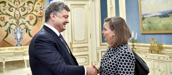 Ukrainian President Petro Poroshenko (L) greets U.S. Assistant Secretary of State for European and Eurasian Affairs Victoria Nuland during a meeting in Kiev, Ukraine Ukrainian President Petro Poroshenko (L) greets U.S. Assistant Secretary of State for European and Eurasian Affairs Victoria Nuland during a meeting in Kiev, Ukraine - Sputnik International