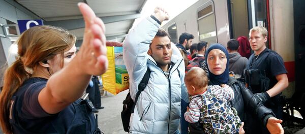 Police directs migrants at a train station near the border with Austria in Freilassing, Germany September 15, 2015. - Sputnik International