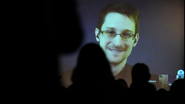 Edward Snowden greets the audience before he is honored with the Carl von Ossietzky medal by International League for Human Rights to during a video conference call after he received the award in Berlin December 14, 2014. - Sputnik International