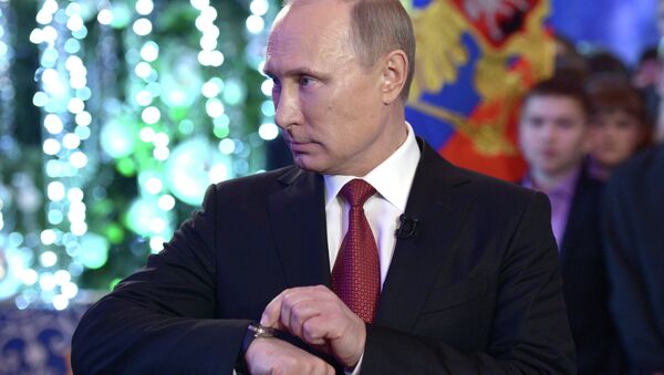 Vladimir Putin sets his watch - Sputnik International
