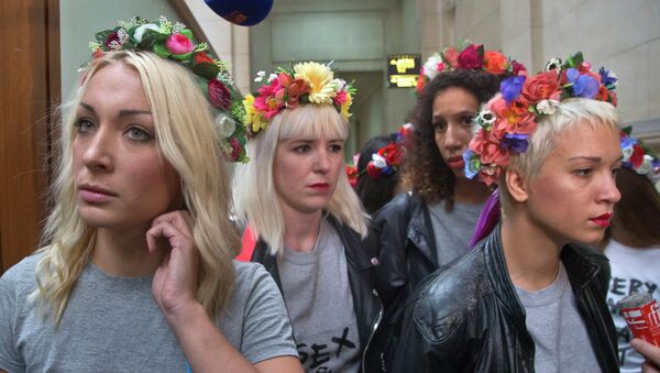 Leader of the feminist protest group Femen Ukrainian Inna Shevchenko, left, with other members of the group wearing flower crowns, arrive at court house in Paris - Sputnik International