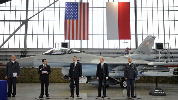 Polish and US officials stand in front of a F-16 fighter jet during the contract signing ceremony of 40 Lockheed Martin’s joint air-to-surface standoff missiles. - Sputnik International