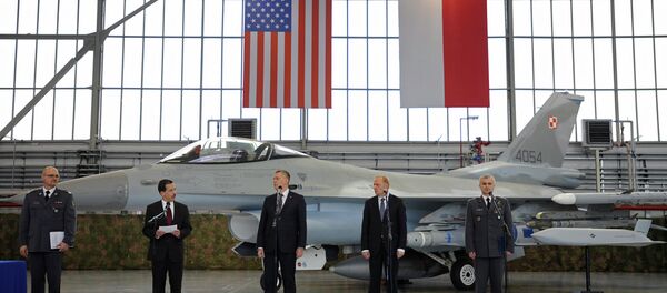 Polish and US officials stand in front of a F-16 fighter jet during the contract signing ceremony of 40 Lockheed Martin’s joint air-to-surface standoff missiles. - Sputnik International