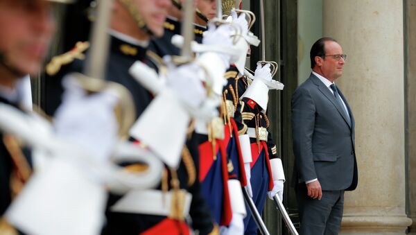 French President Francois Hollande waits for the arrival of Antonio Guterres, the United Nations High Commissioner for Refugees (UNHCR), at the Elysee Palace in Paris, France, Monday, Sept. 7, 2015. - Sputnik International