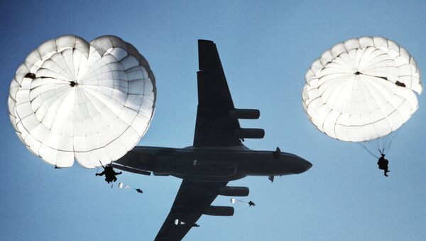 Airborne drop during the joint battalion tactical exercise of airborne troops from Russia - Sputnik International