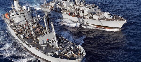 Type 23 frigate HMS Richmond (top) conducts a replenishment at Sea (RAS) with RFA Black Rover. Type 23 frigate HMS Richmond (top) conducts a replenishment at Sea (RAS) with RFA Black Rover. - Sputnik International