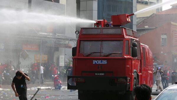 A Red Shirt demonstrator runs away from a water cannon - Sputnik International