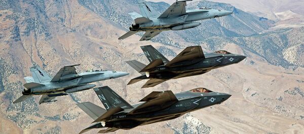 Two F-35s fly with a pair of Boeing super hornets over Nevada. - Sputnik International
