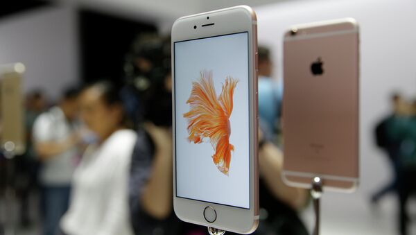 People look over the new Apple iPhone 6s models during a product display. - Sputnik International