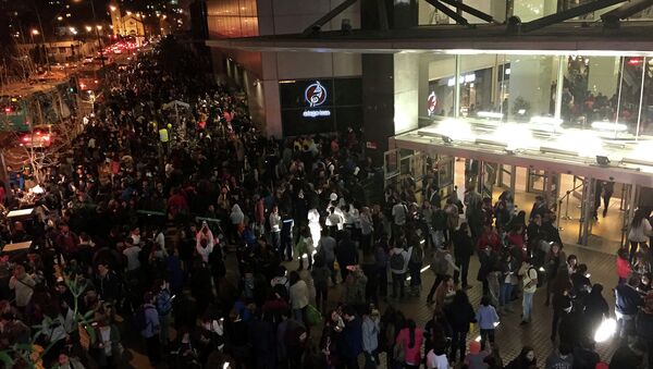 People evacuate a mall in Santiago after a powerful earthquake, in Santiago, Chile - Sputnik International