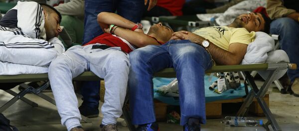 Migrants rest on camp beds at a temporary shelter in Freilassing, Germany September 17, 2015. Migrants rest on camp beds at a temporary shelter in Freilassing, Germany September 17, 2015. - Sputnik International
