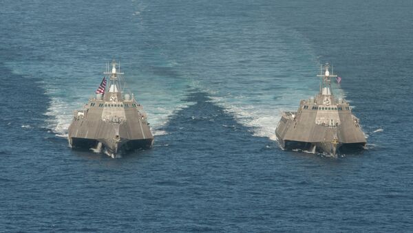 The littoral combat ships USS Independence (LCS 2), left, and USS Coronado (LCS 4) - Sputnik International