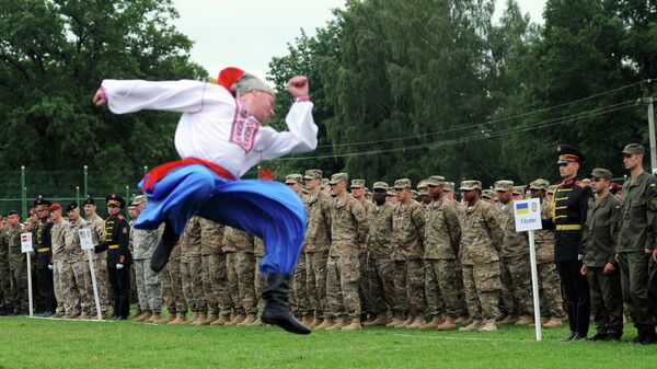 Ukrainian folk dancers perform for Ukrainian and US servicemen in a ceremony for joint-drill exercises between the two countries in Yavoriv polygon, Lviv district, western Ukraine - Sputnik International