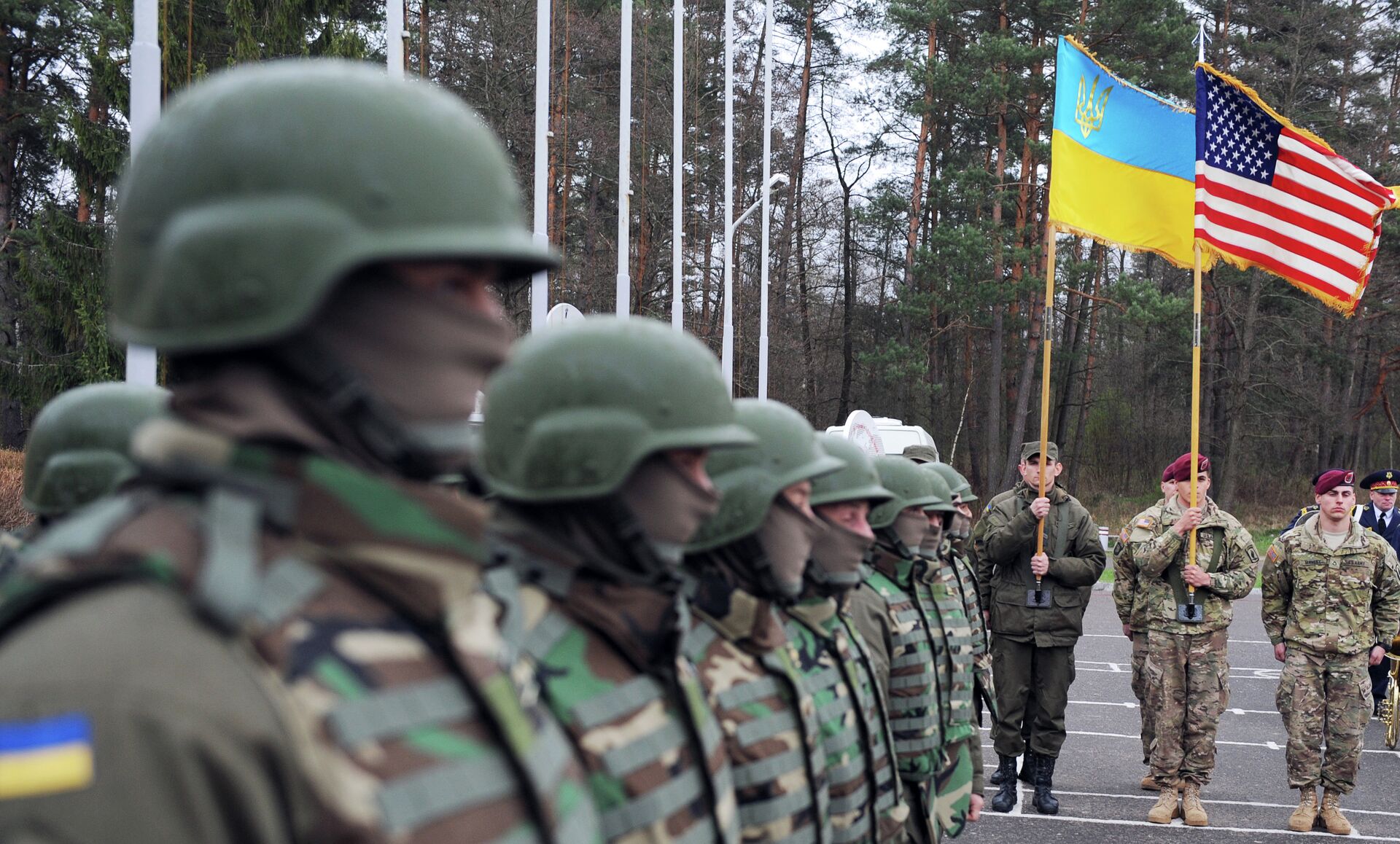 US and Ukrainian soldiers attend an opening ceremony of the joint Ukrainian-US military exercise Fearless Guardian at the Yavoriv training ground. - Sputnik International, 1920, 31.01.2022