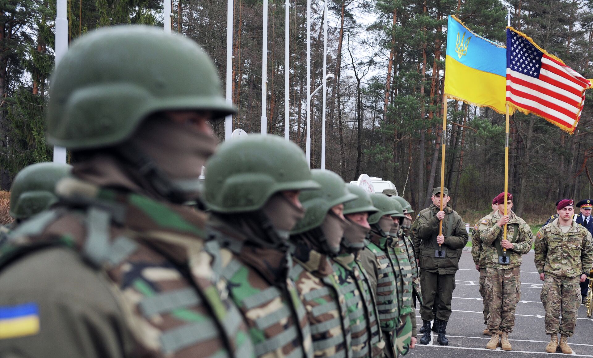 US and Ukrainian soldiers attend an opening ceremony of the joint Ukrainian-US military exercise Fearless Guardian at the Yavoriv training ground. - Sputnik International, 1920, 16.02.2022