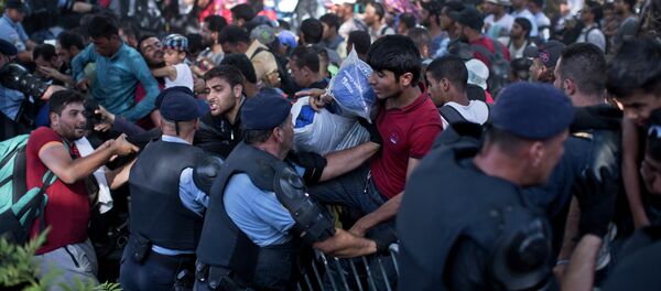 People push through a police line in Tovarnik, Croatia, Thursday, Sept. 17, 2015 People push through a police line in Tovarnik, Croatia, Thursday, Sept. 17, 2015 - Sputnik International