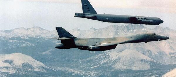 B-2 Spirit (bottom) bomber flying with B-1B (C) and B-52 bombers at an undisclosed location - Sputnik International