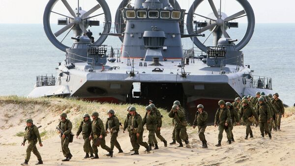 The air-cushion small landing ship Mordovia and servicemen of coastal defence troops at the Baltic Fleets's range during the joint Russian-Belarusian drills Union Shield 2015 in Kaliningrad Region - Sputnik International