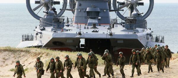 The air-cushion small landing ship Mordovia and servicemen of coastal defence troops at the Baltic Fleets's range during the joint Russian-Belarusian drills Union Shield 2015 in Kaliningrad Region - Sputnik International