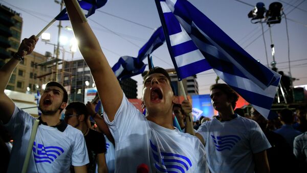 Supporters of conservative New Democracy party shout slogans before the pre-election speech by party's leader Evangelos Meimarakis at Omonia square in Athens, Sept. 17, 2015. - Sputnik International