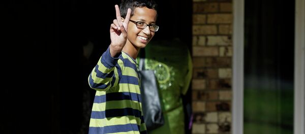 Ahmed Mohamed, 14, gestures as he arrives to his family's home in Irving, Texas, Thursday, Sept. 17, 2015 - Sputnik International
