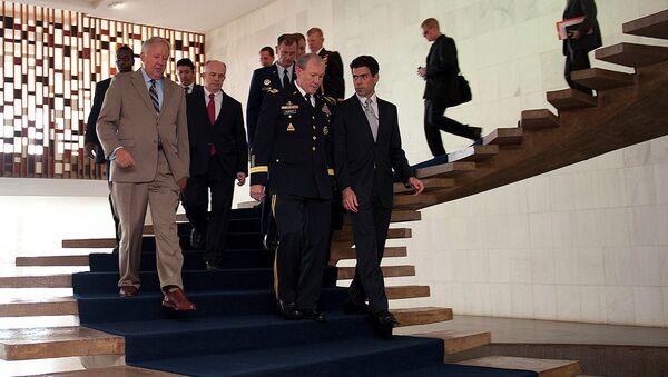 Army Gen. Martin E. Dempsey, center, chairman of the Joint Chiefs of Staff, walks with an aide to the Deputy Foreign Minster with Mr. Thomas A. Shannon, left, U.S. Ambassador to Brazil, continuing discussions on key issues Brazil continues to face on March 29, 2012 in Brasilia, Brazil. - Sputnik International