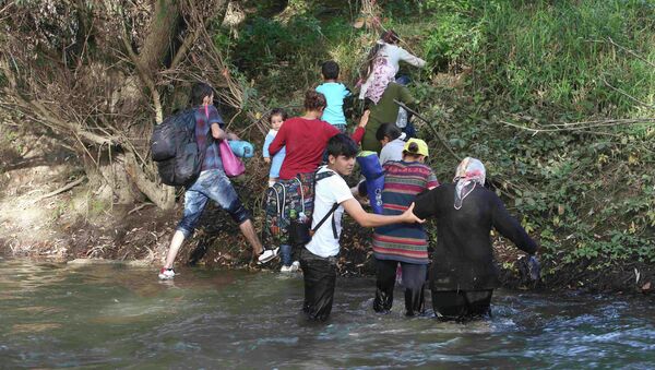 Migrants cross the river Sutla near Senkovec, Croatia on their way to Slovenia September 18, 2015 - Sputnik International