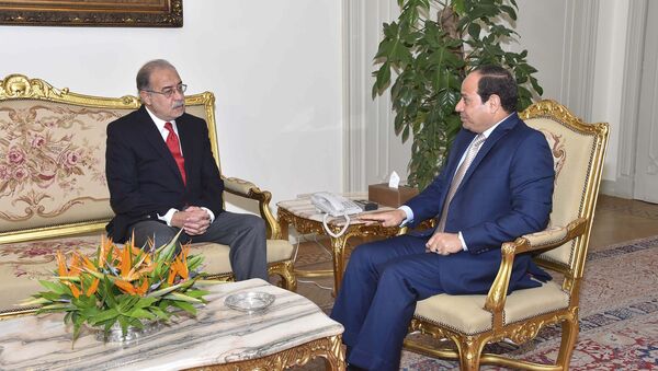 Egyptian President Abdel Fattah al-Sisi (R) meets with Egypt's former Petroleum minister Sherif Ismail (L) in Cairo, Egypt, September 12, 2015, in this handout picture courtesy of the Egyptian Presidency - Sputnik International