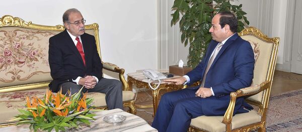 Egyptian President Abdel Fattah al-Sisi (R) meets with Egypt's former Petroleum minister Sherif Ismail (L) in Cairo, Egypt, September 12, 2015, in this handout picture courtesy of the Egyptian Presidency - Sputnik International