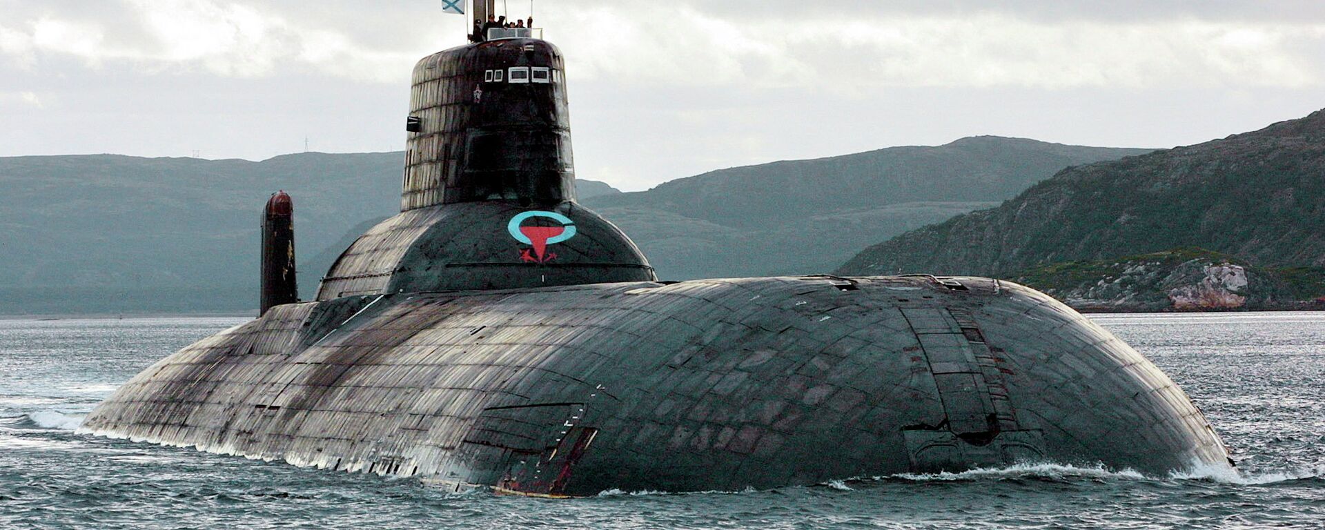 One of Russia's largest Soviet-built nuclear submarines, Typhoon (Akula) class, which remains the world's largest with the displacement of about 25,000 metric tons (27,500 tons) heaves ahead in the Barents Sea at Russia's Arctic Coast in this September 2001 photo One of Russia's largest Soviet-built nuclear submarines, Typhoon (Akula) class, which remains the world's largest with the displacement of about 25,000 metric tons (27,500 tons) heaves ahead in the Barents Sea at Russia's Arctic Coast in this September 2001 photo - Sputnik International, 1920, 23.09.2024